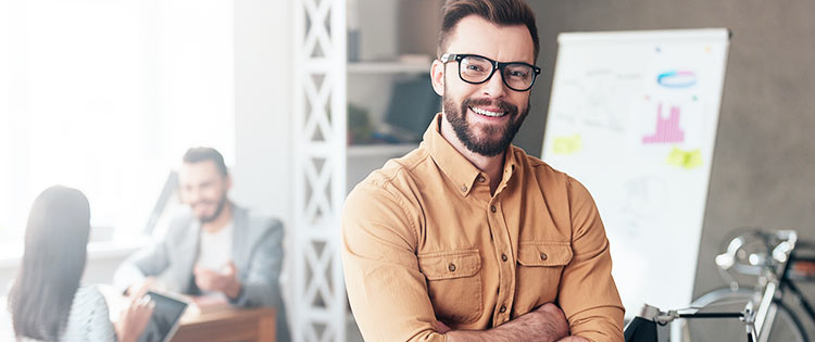 Foto de um homem e uma mulher trabalhando em um escritório com a frase "Como se Tornar um Empresário de Sucesso".