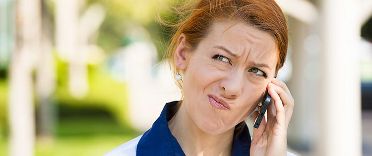 Foto de um atendente de telefone com a frase "Erros Comuns no Atendimento Telefônico".
