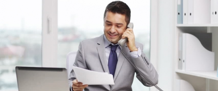 Foto de um homem vendo o custo com telefone em uma empresa.