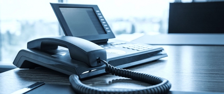 Foto de um telefone com a frase "VoIP: Serviço com Valor Adicionado".