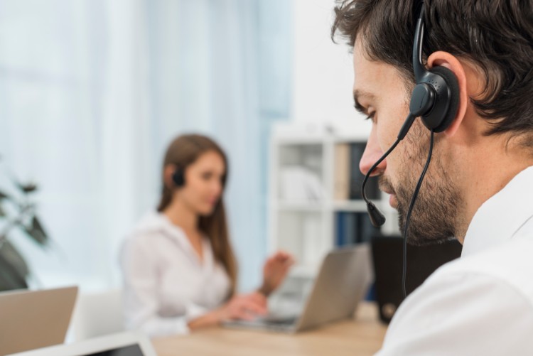 um homem com um headset fazendo atendimento