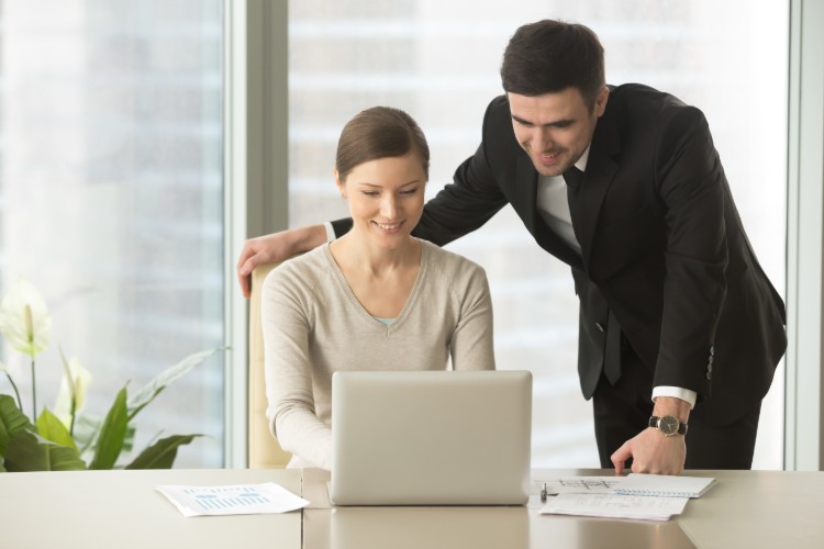 Colaboradores utilizando VOIP pelo notebook