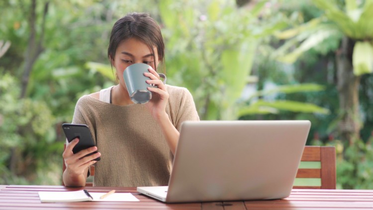 Mulher trabalha fazendo ligações via internet