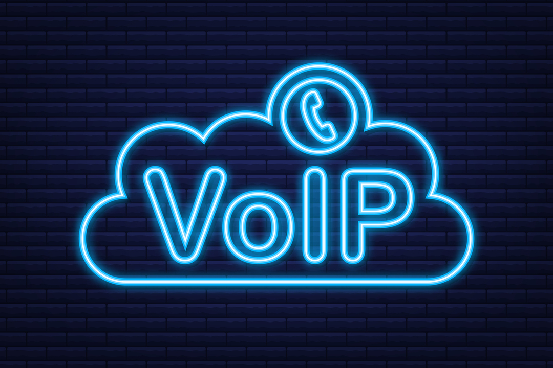 O que é VOIP: na imagem tem um funda azul escuro como se fosse uma parede de tijolinhos, e na frente disso há a palavra voip dentro de uma nuvem com um símbolo de telefone, esses elementos estão em azul claro, quase um neon.