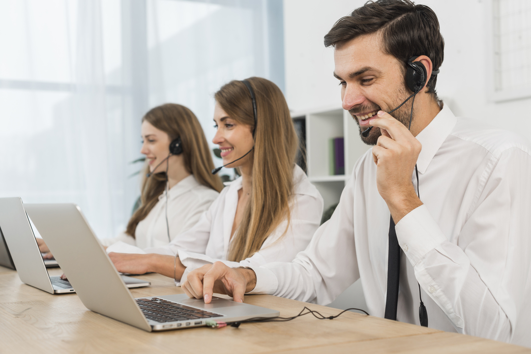 Fila de atendimento telefônico: imagem mostra funcionários de telemarketing, lado a lado, prestando atendimento telefônico