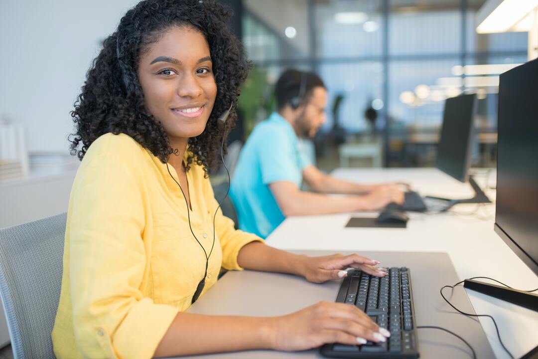 atendimento humanizado: mulher efetuando um atendimento telefônico em um escritório